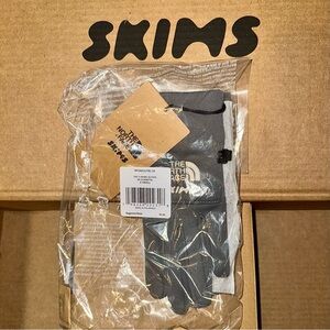 SKIMS & THE NORTH FACE - GLOVES (Gunmetal)
